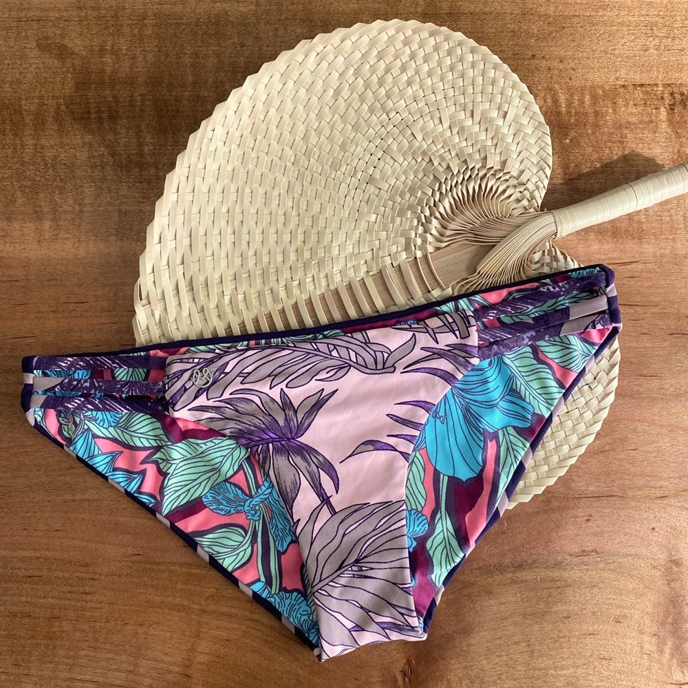 🌴Maaji currant divinest reversible bottom. NWOT🌴